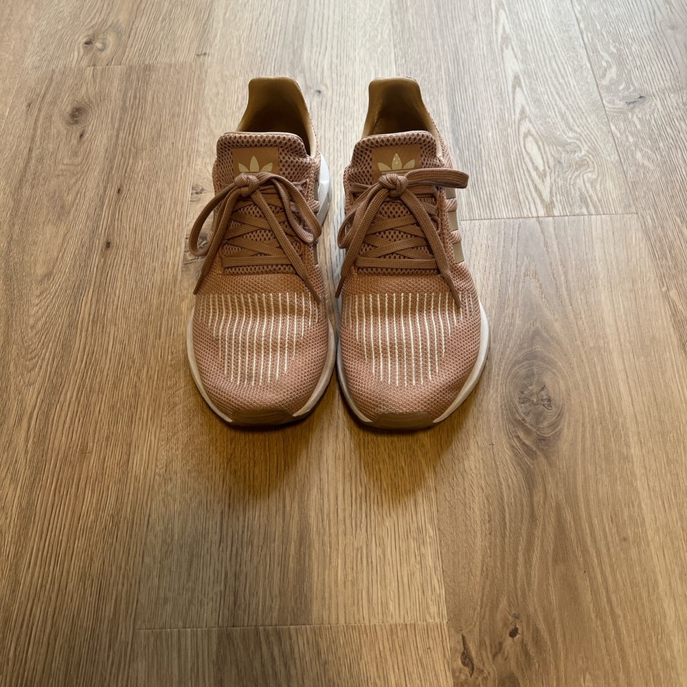 Adidas Swift Run. Women’s size 9.
